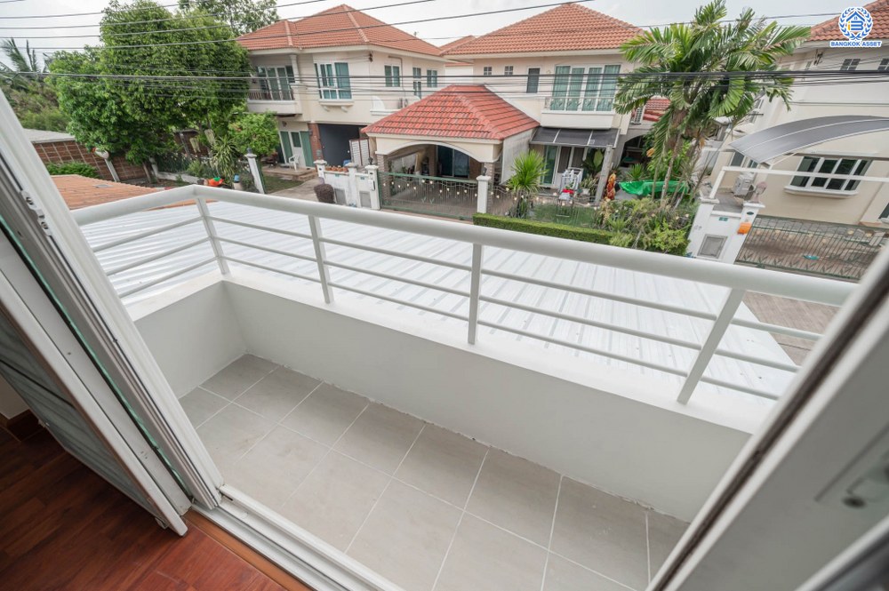 บ้านมือสองตกแต่งใหม่ โครงการ ศุภาลัยวิลล์ ราชพฤกษ์-บางบัวทอง เนื้อที่ 38.1 ตร.ว. พื้นที่ใช้สอยเยอะกว่า 184.98 ตร.ม. ตอบโจทย์ทุกการอยู่อาศัย ฟังก์ชัน 3 ห้องนอน 2 ห้องน้ำ 2 ที่จอดรถ บนทำเลเชื่อมต่อ รถไฟฟ้าสายสีม่วง "สถานีบางพลู" รายล้อมด้วยสิ่งอำนวยความสะดวกมากมาย